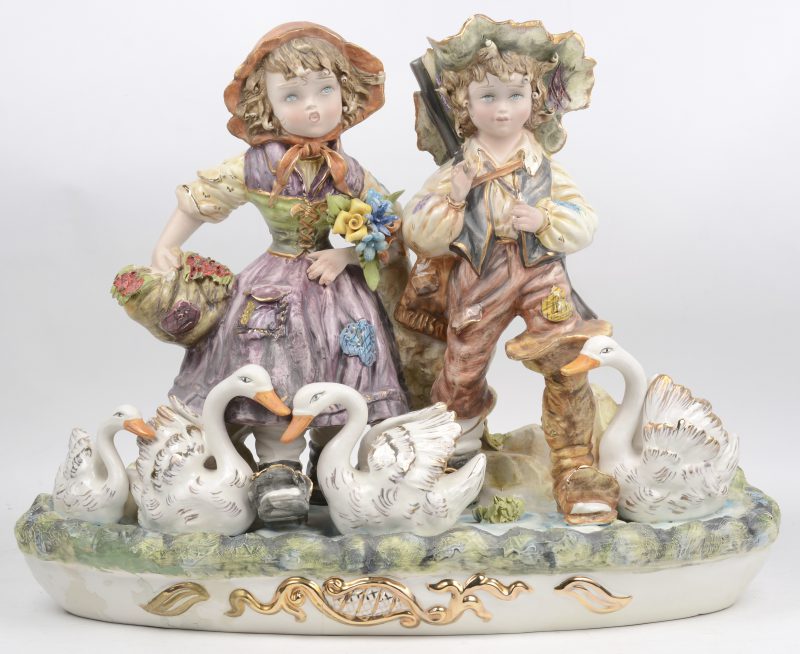 “Koppeltje ganzenhoedsters”. Een grote groep van meerkleurig Italiaans aardewerk.
