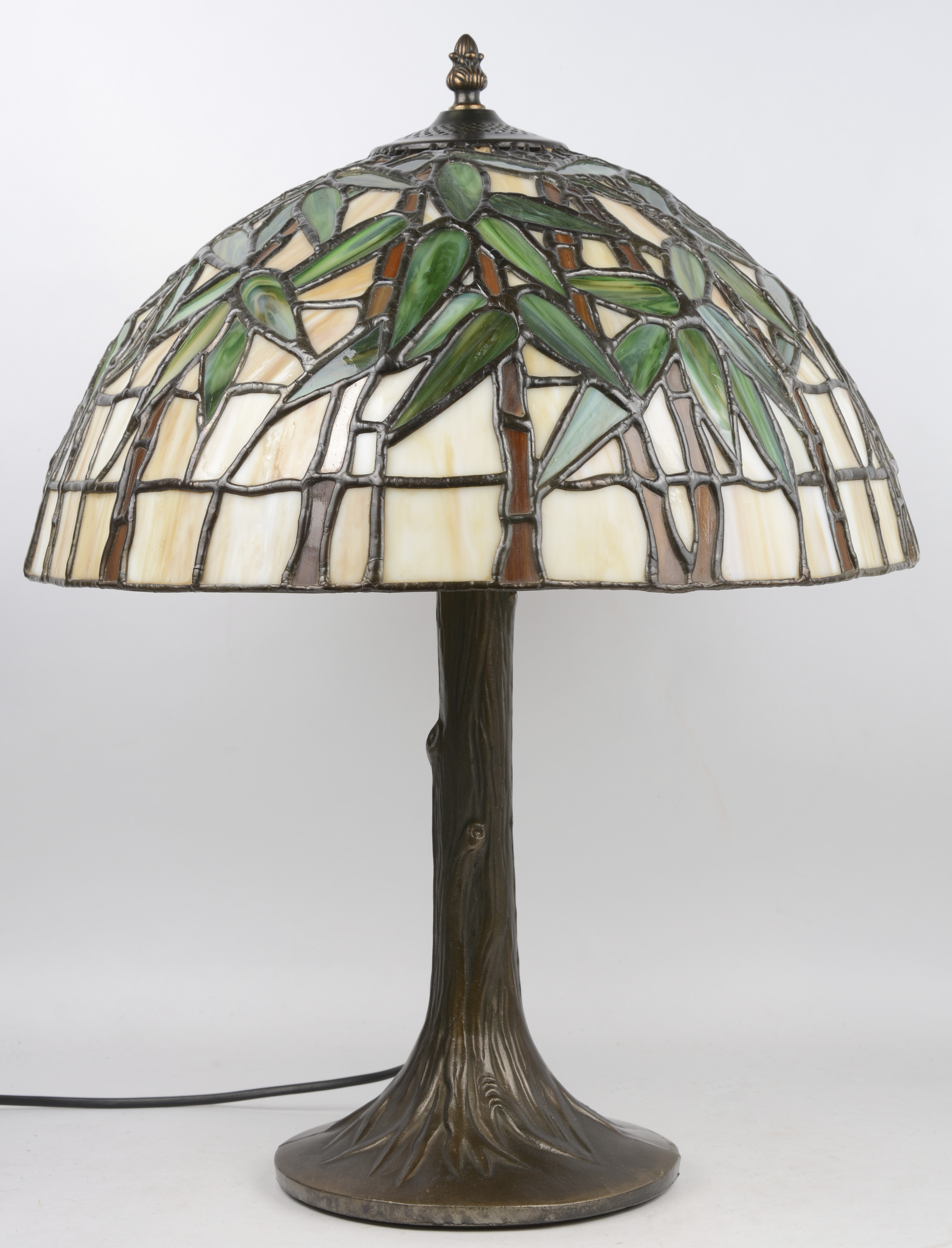 Oranje Surrey Boek Een bronzen lampenvoet mt kap van glas in lood in de stijl van Tiffany. –  Jordaens N.V. Veilinghuis