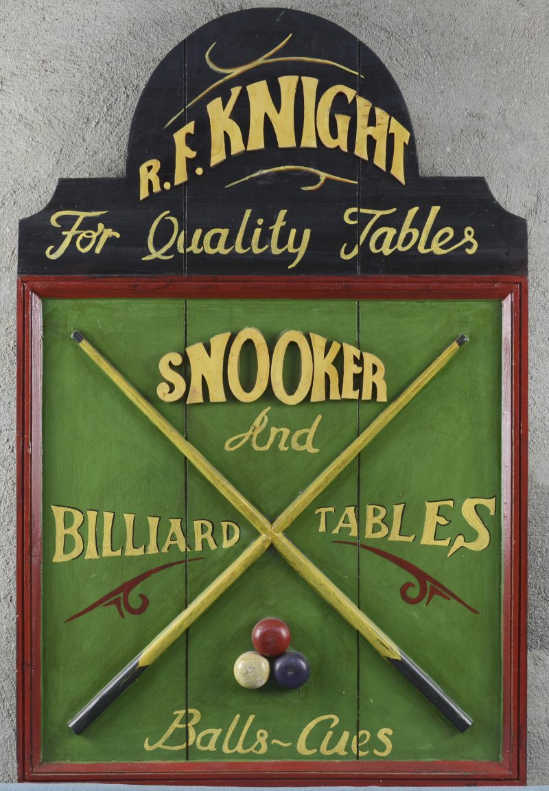 Een houten reclamebord voor snooker.