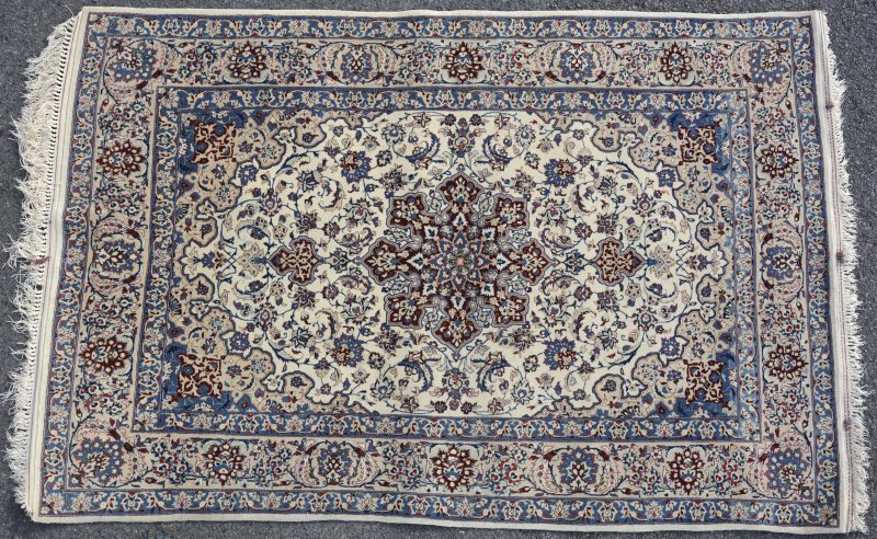 Perzisch tapijt van wol en zijde. Handgeknoopt.