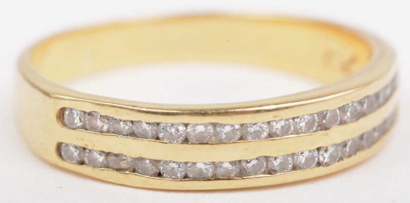 Een 18 K geelgouden ring bezet met briljanten met een gezamenlijk gewicht van 0,32 ct.