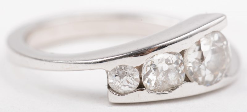 Een 18 K witgouden ring bezet met briljanten met een gezamenlijk gewicht van 0,50 ct.