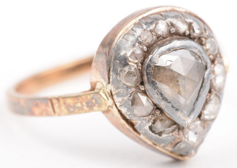 Een 18 K witgouden ring bezet met diamanten oude slijp met een gezamenlijk gewicht van 0,70 ct.