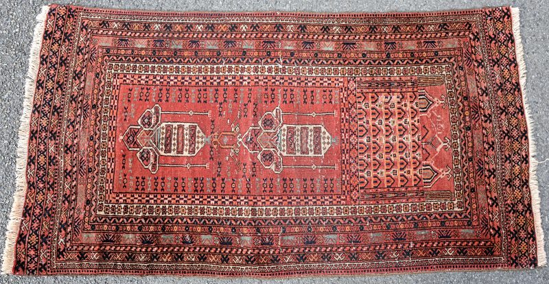 Een antiek handgeknoopt Perzisch wollen tapijtje. Restauratie 2010. Lichte slijtage.