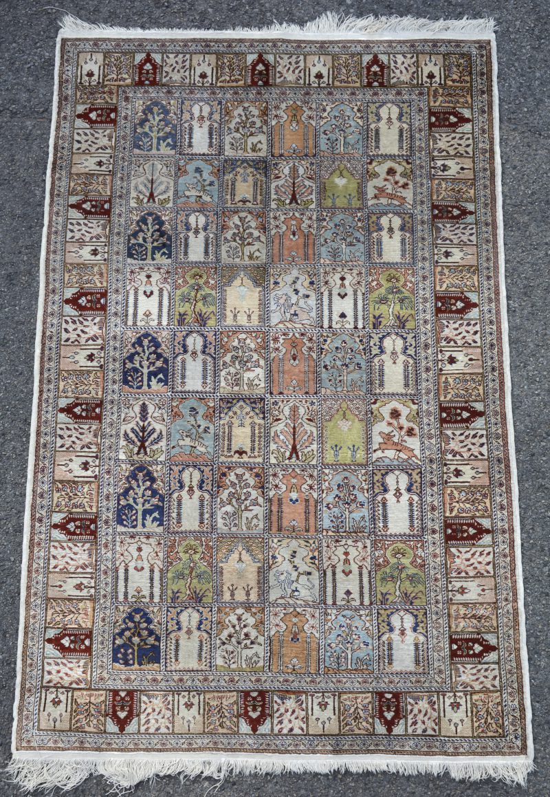 Een handgeknoopt Turks karpetje, zijde op zijde.