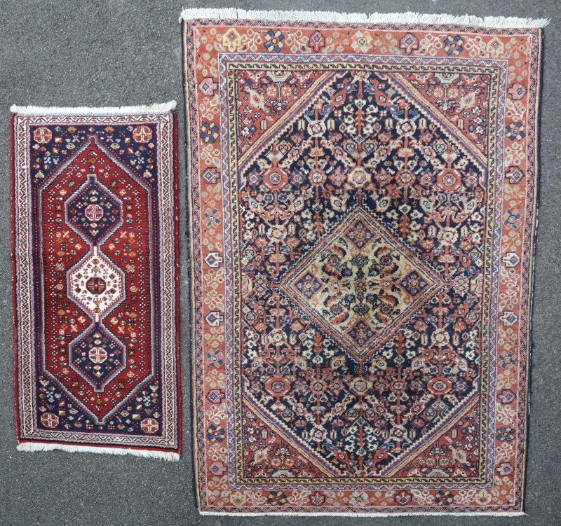 Twee handgeknoopte Perzische wollen karpetjes.