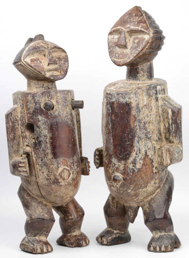 Een paar gebeeldhouwd houten reliekschrijnen in de vorm van staande figuren. Baoule, Ivoorkust.