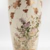 Een schemerlamp, gevormd op een Satsuma vaas met meerkleurig en verguld bloemendecor en met messingen voet.