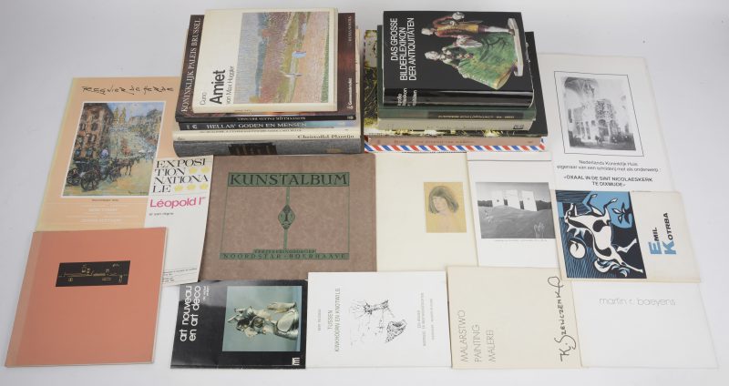 Een divers lot kunstboeken allerlei en enkele tentoonstellingsfolders.