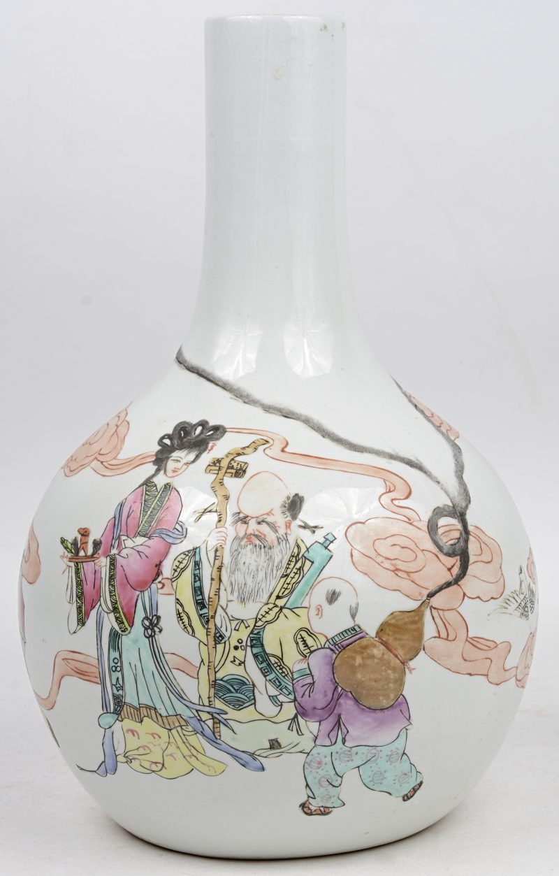 Een buikvaas van Chinees porselein met een meerkleurig decor van personnages.