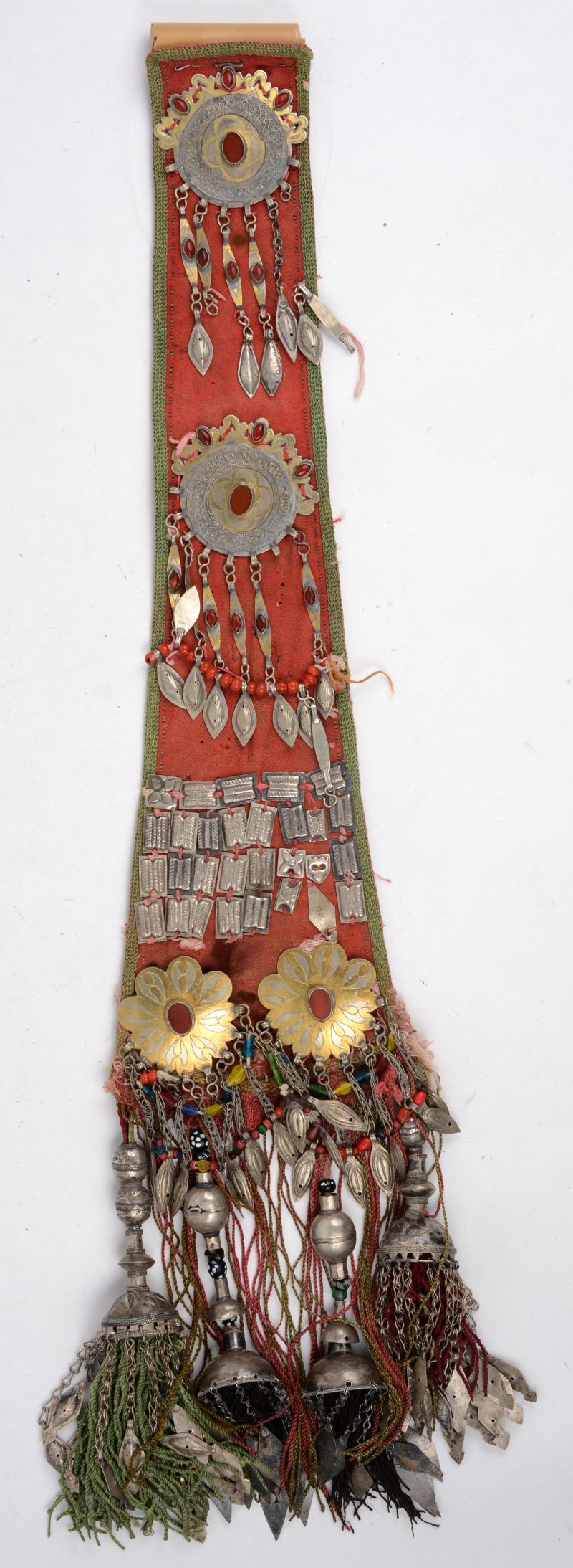Een traditioneel sieraad van een vrouwenkleed van zilver, deels verguld, en stenen van karneool. Centraal Azië - Turkmenistan.