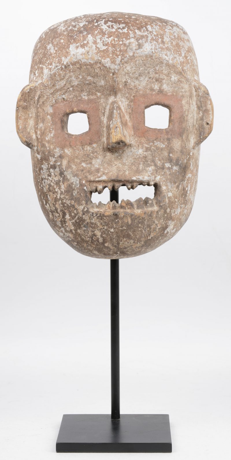 Ceremonieel masker uit Noord-Oost Congo. Op metalen staander.