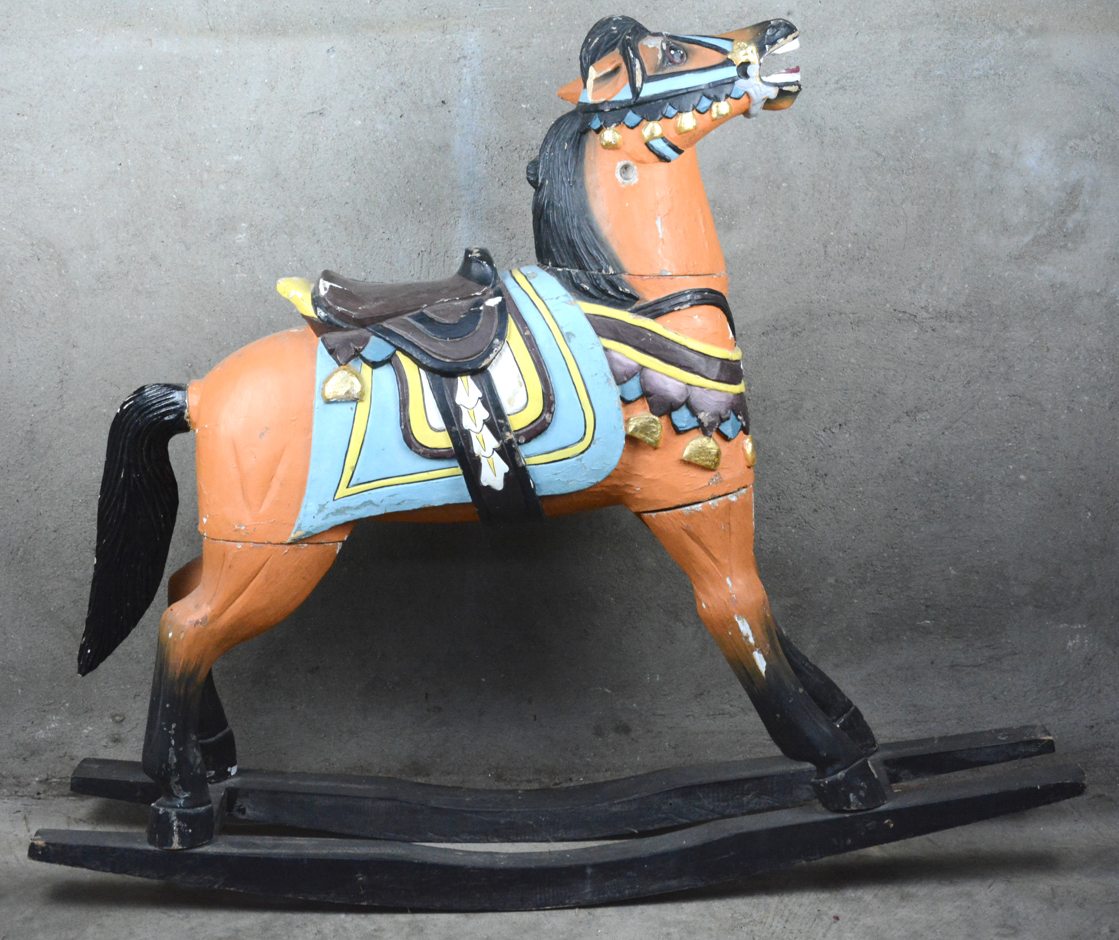 Zwerver Serie van Andrew Halliday Een antiek gepolychromeerd houten schommelpaard. Eén handvat manco. –  Jordaens N.V. Veilinghuis