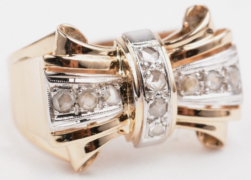 Een 18 K wit en geelgouden art deco ring bezet met diamanten oude slijp met een gezamenlijk gewicht van +- 0,40 ct.