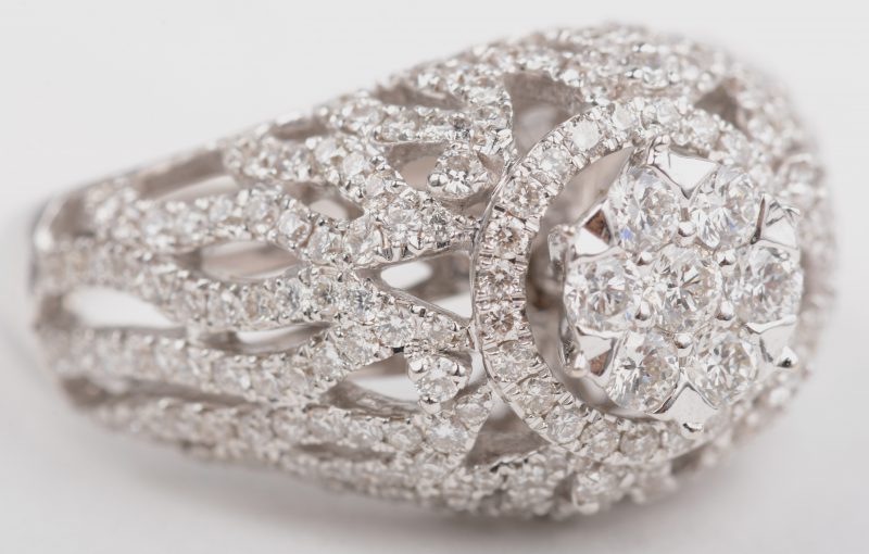 Een 18 K witgouden ring bezet met briljanten met een gezamenlijk gewicht van +- 1,36 ct.