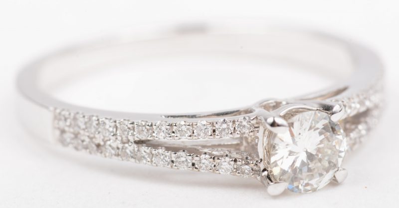 Een 18 K witgouden ring bezet met briljanten met een gezamenlijk gewicht van +- 0,40 ct.