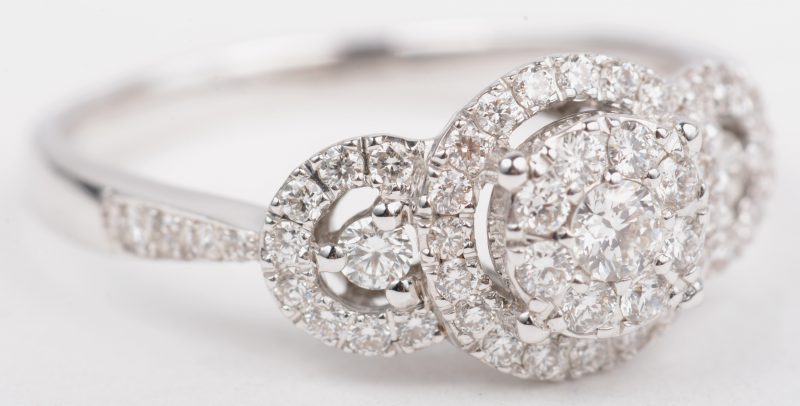 Een 18 K witgouden ring bezet met briljanten met een gezamenlijk gewicht van +- 0,52 ct.