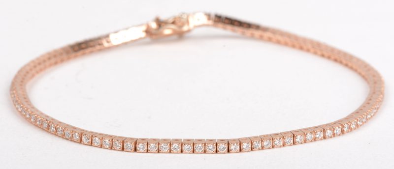 Een 18 K roze gouden armband bezet met briljanten met een gezamenlijk gewicht van +- 1,05 ct.