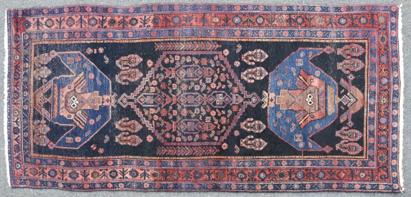 Een handgeknoopt Perzisch wolen karpetje. Slijtage.