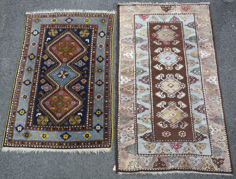 Twee handgeknoopte Oosterse wollen karpetjes.