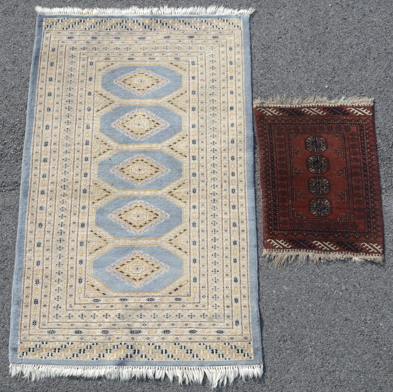 Twee handgeknoopte Pakistaanse wollen karpetjes.