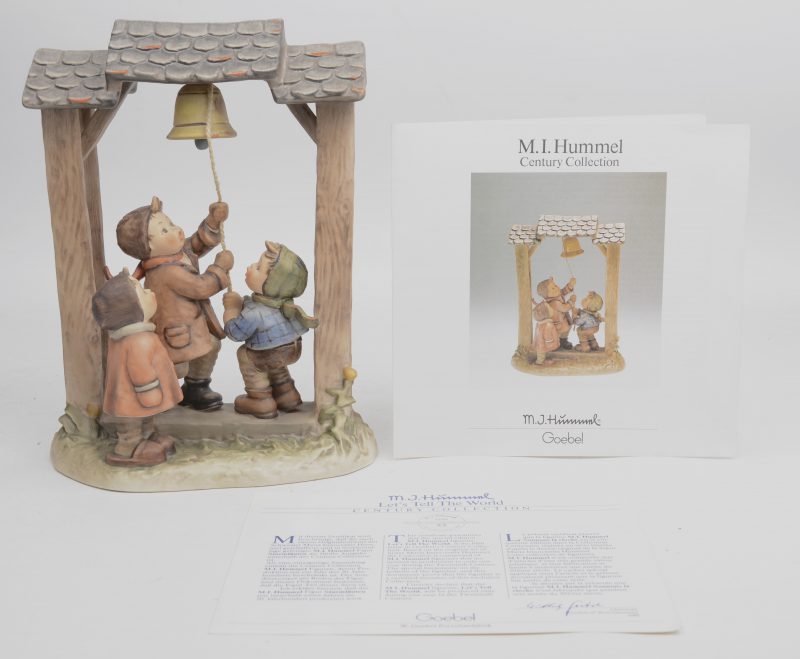 “Sturmläuten”. Een groepje van meerkleurig biscuit uit de reeks van M.I. Hummel. Onderaan gemerkt. Uit de Century collection, 1990. Met certificaat.