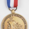“Land in Sicht”. Een groepje van meerkleurig biscuit uit de reeks van M.I. Hummel. Onderaan gemerkt en genummerd 25721/30.000. 1992. Met certificaat en bijhorende medaille.