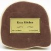 “Kozy Kitchen”. Een beeldje van meerkleurig biscuit. No. 109-D.  Onderaan gemerkt. 1999.