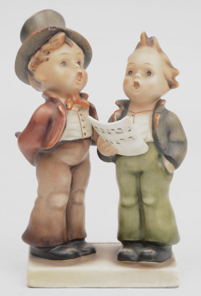 “Duet, Sängerpaar”. Een beeldje van meerkleurig biscuit uit de reeks van M.I. Hummel. No. 130. Onderaan gemerkt. Zeer kleine schilfer aan de hoed.