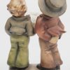 “Duet, Sängerpaar”. Een beeldje van meerkleurig biscuit uit de reeks van M.I. Hummel. No. 130. Onderaan gemerkt. Zeer kleine schilfer aan de hoed.