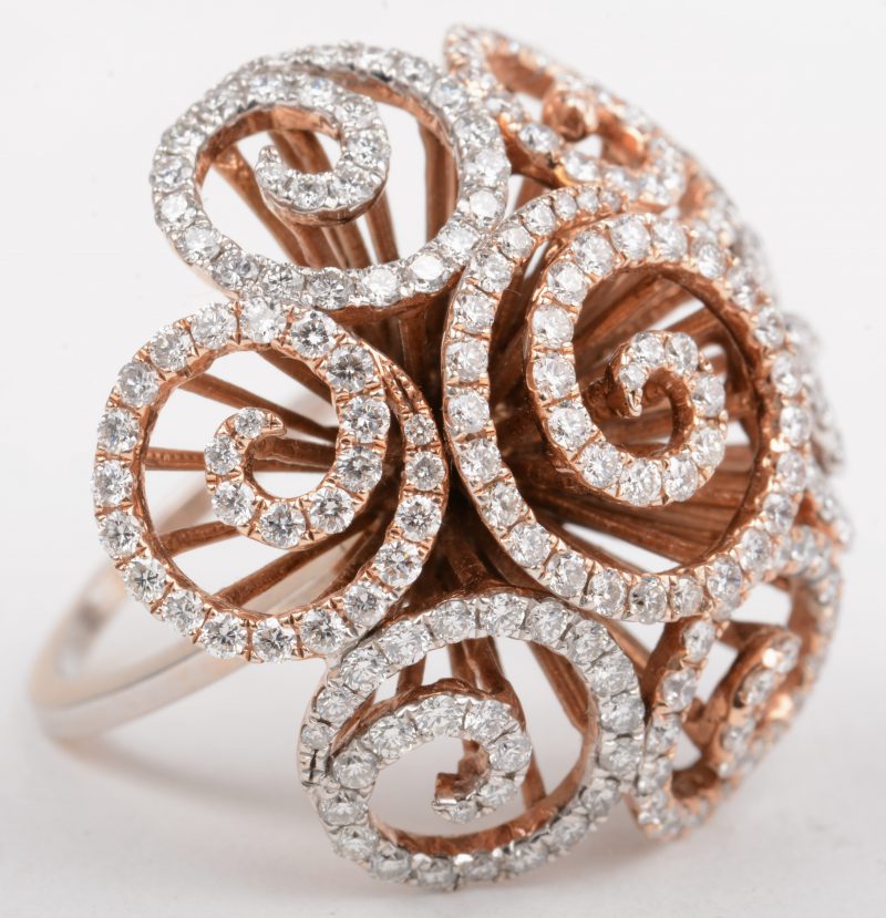 Een 18 K roze gouden ring bezet met briljanten met een gezamenlijk gewicht van +- 2 ct.