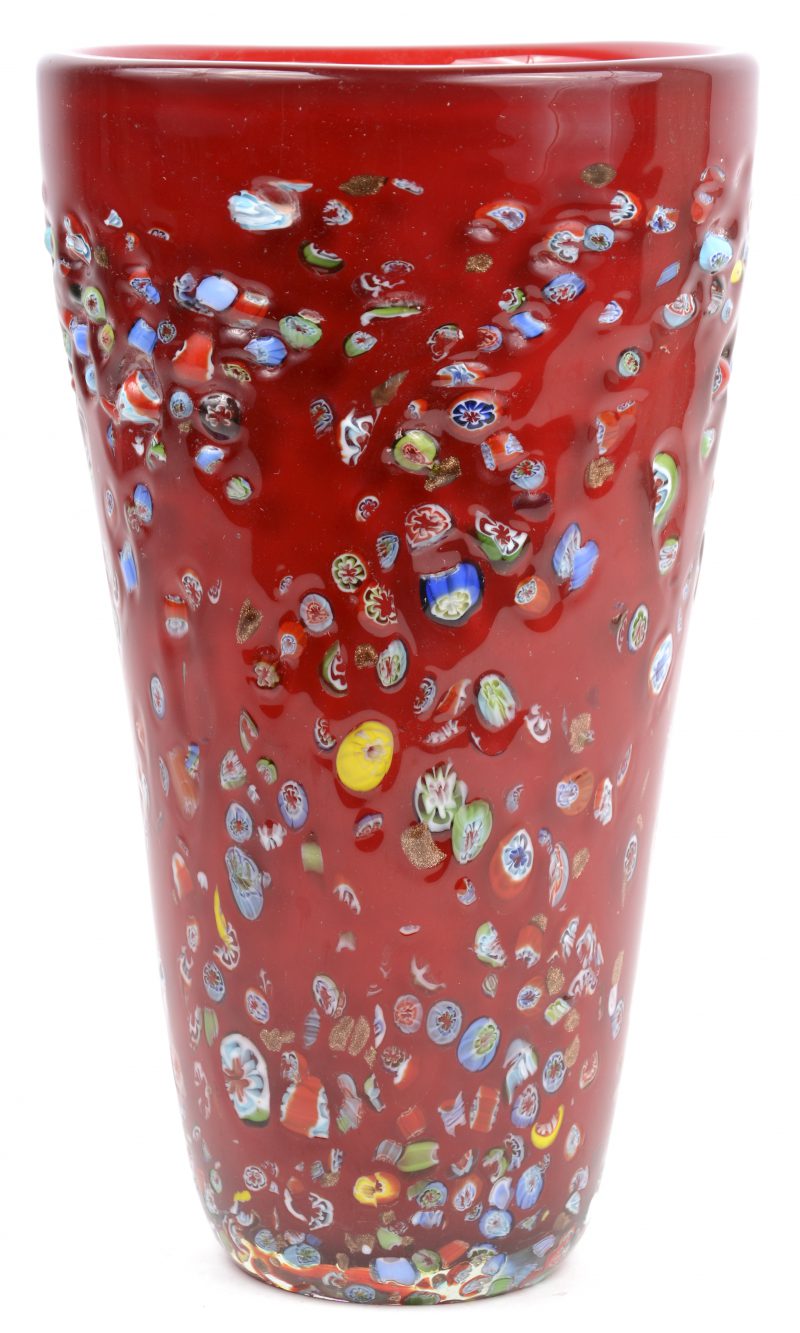 Een vaas van gekleurd Muranoglas met een millefioridecor.