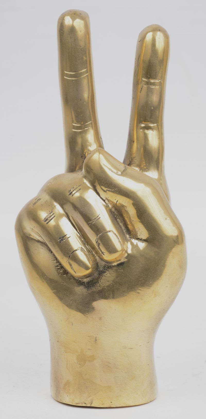 Een bronzen hand in V-teken.