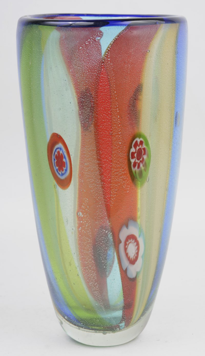 Een vaas van meerkleurig Muranoglas.