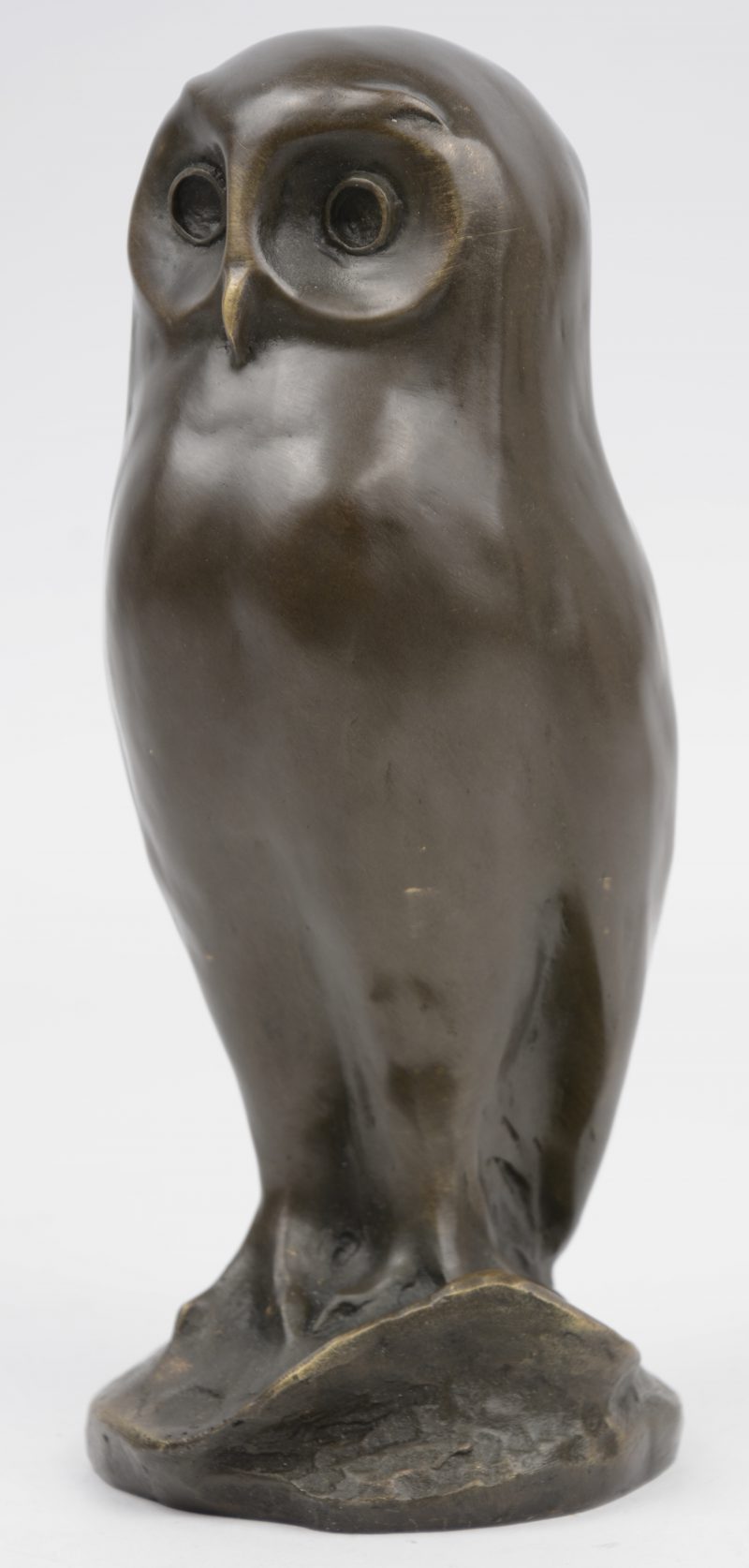 Een bronzen uiltje met donker patina naar werk van Milo. Met bronsstempel.