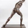 “De atleet”. Een beeld van brons met bruin patina.