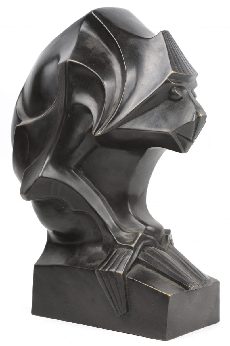 Een aap van donkergepatineerd brons in futuristische stijl.