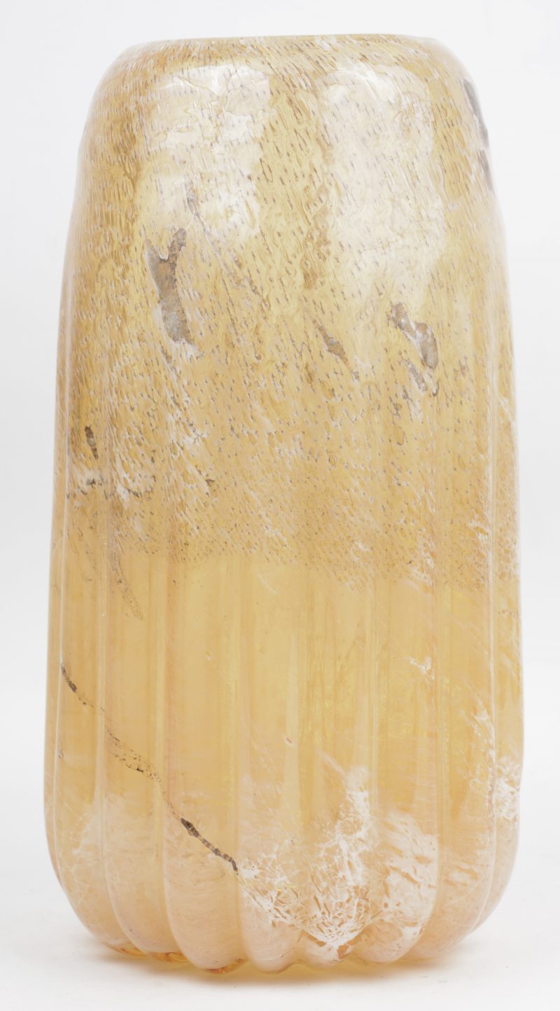 Een geribde vaas van beige Muranoglas.