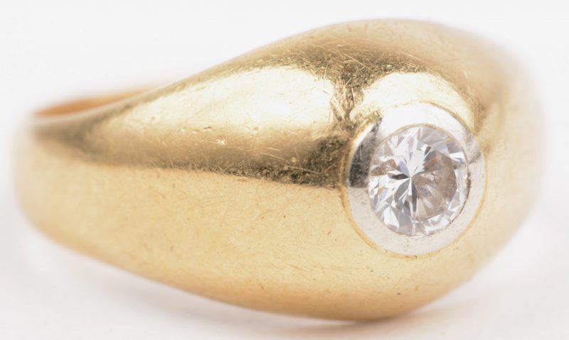Een 18 K geelgouden ring bezet met een solitair van +- 0,20 ct.