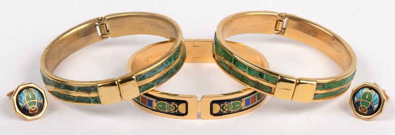Twee vergulde armbanden en één kleurrijke armband met bijpassende oorbellen van M. Frey wille.