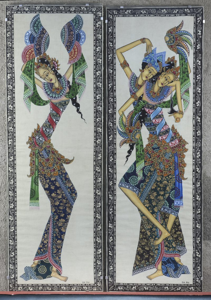 “Balinese danseressen”. Een paar schilderijen op doek in traditionele stijl. Gesigneerd.