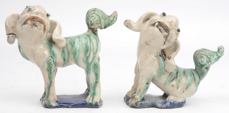 Een paar Fo-hondjes van Chinees aardewerk met meerkleurig glazuur.