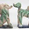 Een paar Fo-hondjes van Chinees aardewerk met meerkleurig glazuur.