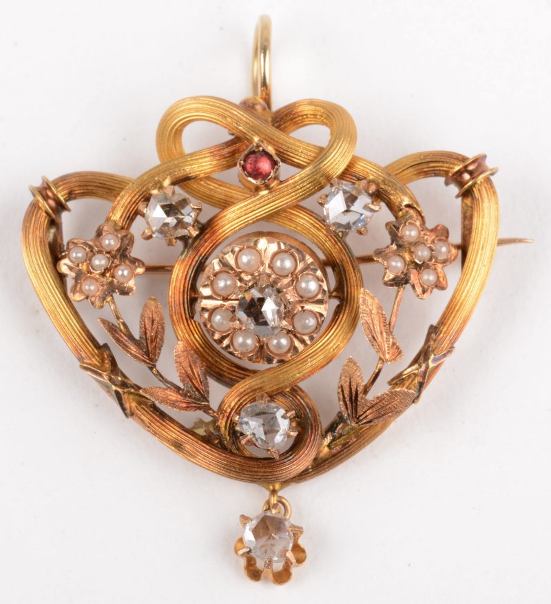 Een 18 K geelgouden broche bezet met diamanten oude slijp met een gezamenlijk gewicht van +- 0,50 ct. pareltjes en een klein robijntje.