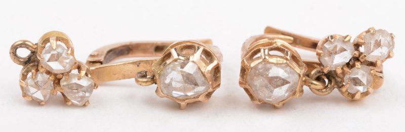 Een paar 18 K geelgouden oorbellen bezet met diamanten oude slijp met een gezamenlijk gewicht van +- 0,70 ct.