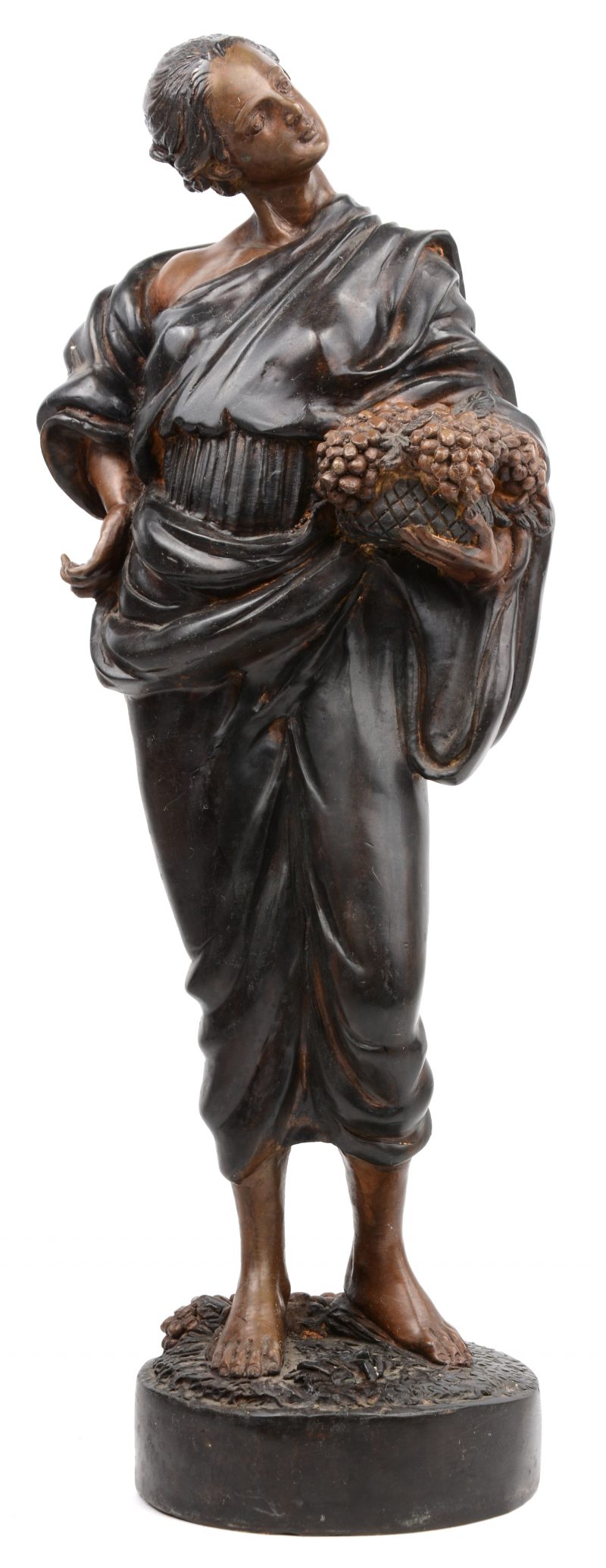 Een jonge vrouw met een druivenmand van brons. Als allegorie op de oogst.