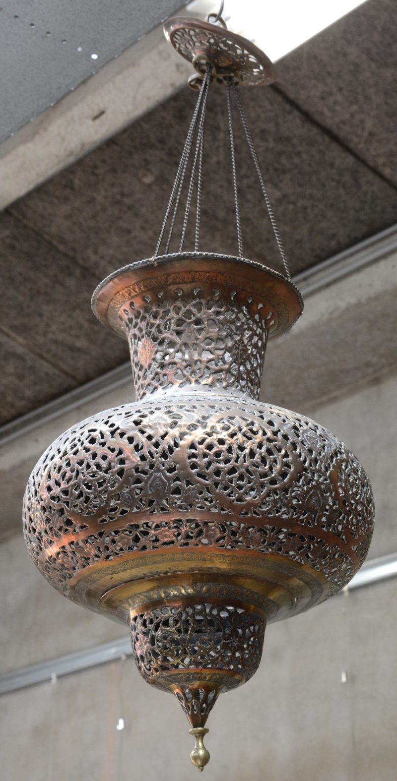 Een lantaarn van gedreven geajoureerd en geciseleerd rood koper. Midden-Oosten, omstreeks 1900.