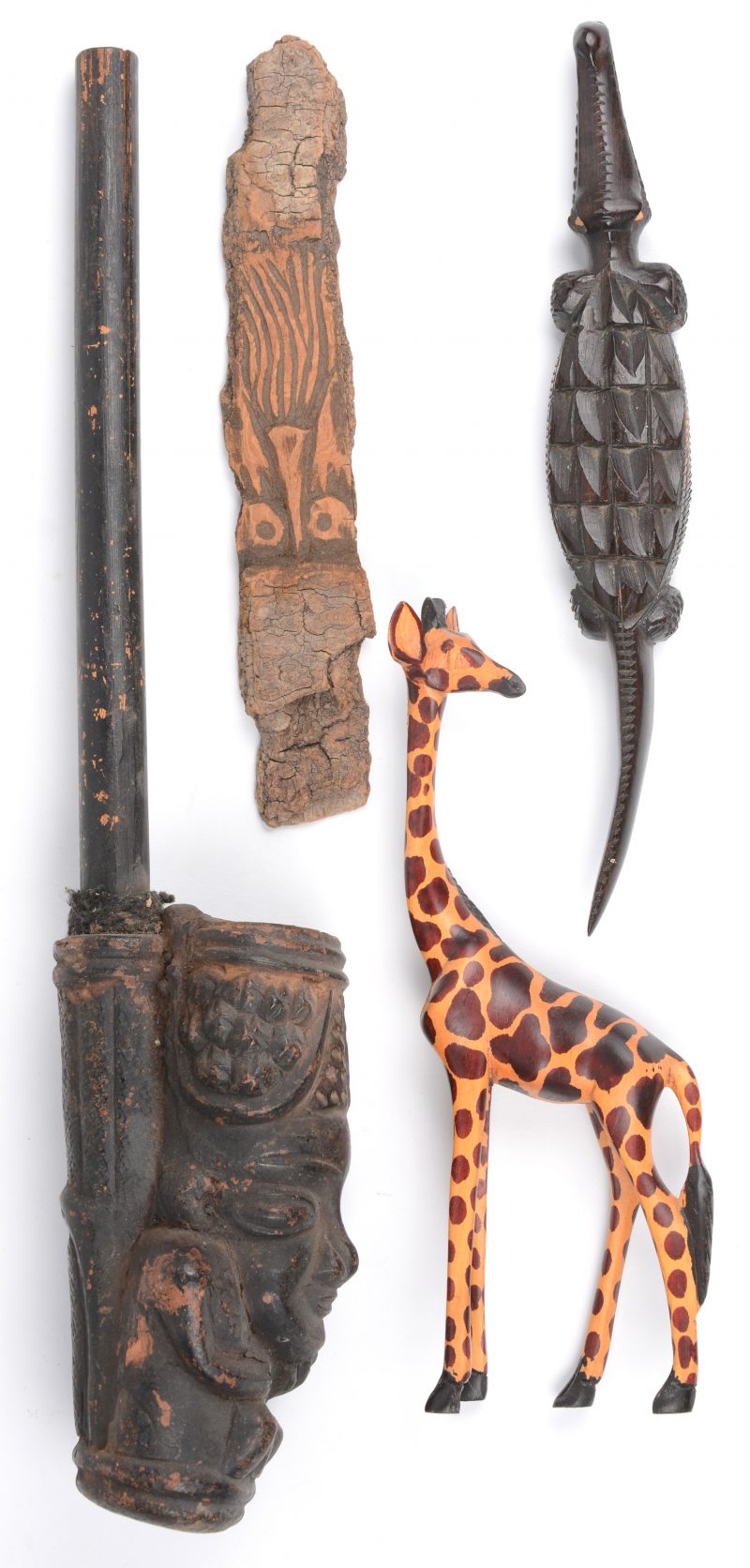 Een lot Afrikaanse voorwerpen, bestaande uit een pijp van aardewerk en hout, een krokodil, een maskertje van schors en een gepolychromeerde giraf.