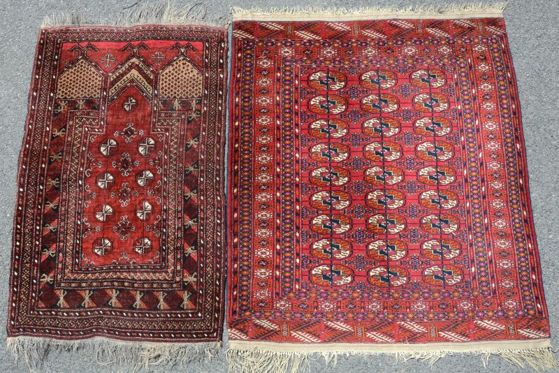 Een handgeknoopt Pakistaans wollen bidkleedje en een karpetje.