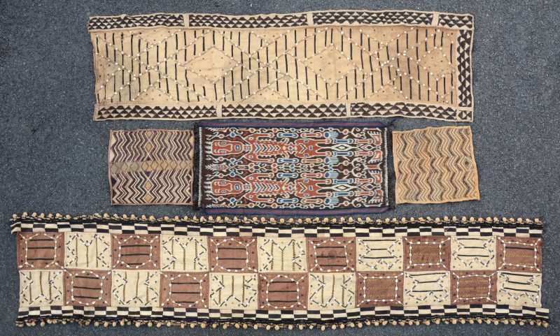 Vijf Congolese doeken en patchworks, waarvan twee lange panden (290 x 60 en 214 x 64 cm) versierd met schelpjes.